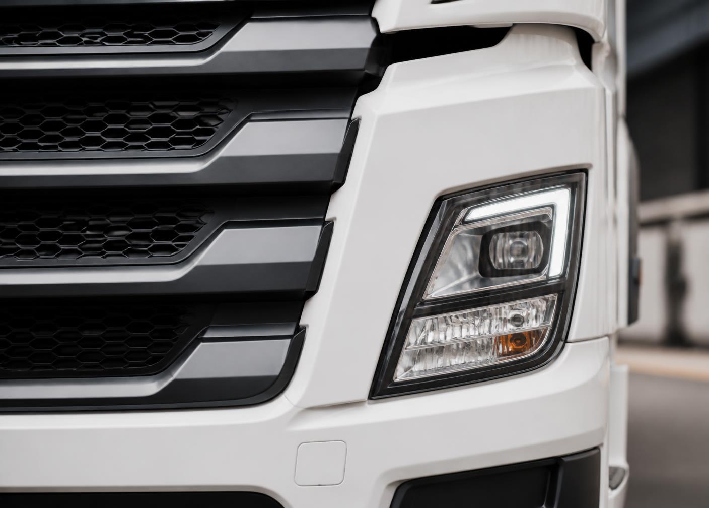 Detailaufnahme eines LKW-Außenspiegels bei Regen
